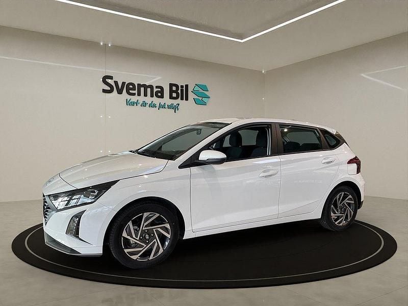 Atlas white Ny 2024 Hyundai i20 Essential Halvkombi | 206 500 kr (Marknadspris) - Bild 1/4