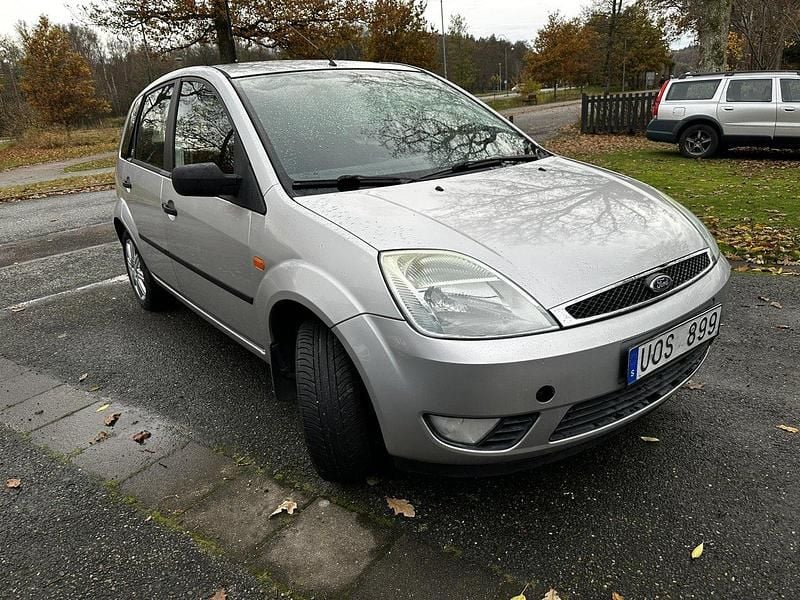 Grå Begagnad 2004 Ford Fiesta Halvkombi | 21 500 kr (Marknadspris) - Bild 1/4