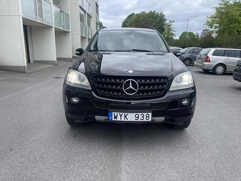 Svart Begagnad 2006 Mercedes ML350 SUV | 85 000 kr - Bild 1/4