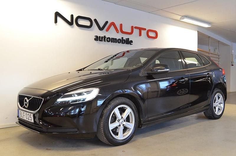 Begagnad Volvo V40 Momentum 120 HK (88 kW) 2016 Svart Halvkombi