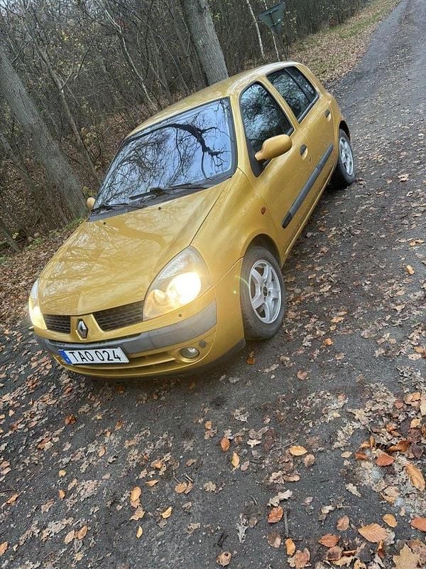 Gul Begagnad 2002 Renault Clio II Privilege Halvkombi | 14 500 kr (Marknadspris) - Bild 1/4