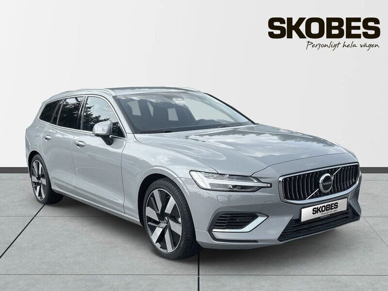 Grå Ny 2025 Volvo V60 Plus Kombi | 595 900 kr (Dyr) - Bild 1/3