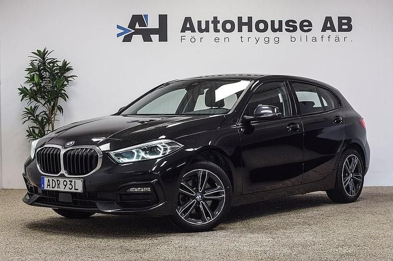 Svart Begagnad 2022 BMW 118 M Sport Halvkombi | 234 000 kr (Bra pris) - Bild 1/4