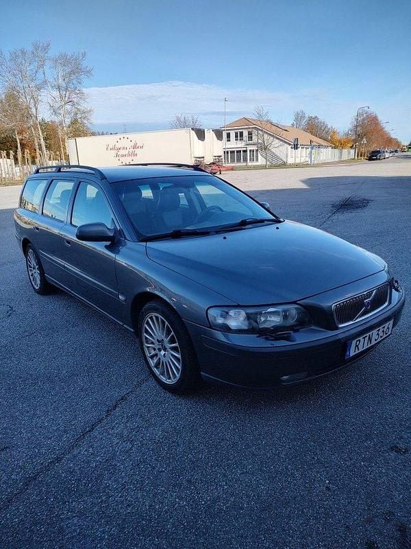 Grå Begagnad 2003 Volvo V70 Kombi | 47 000 kr (Marknadspris) - Bild 1/4