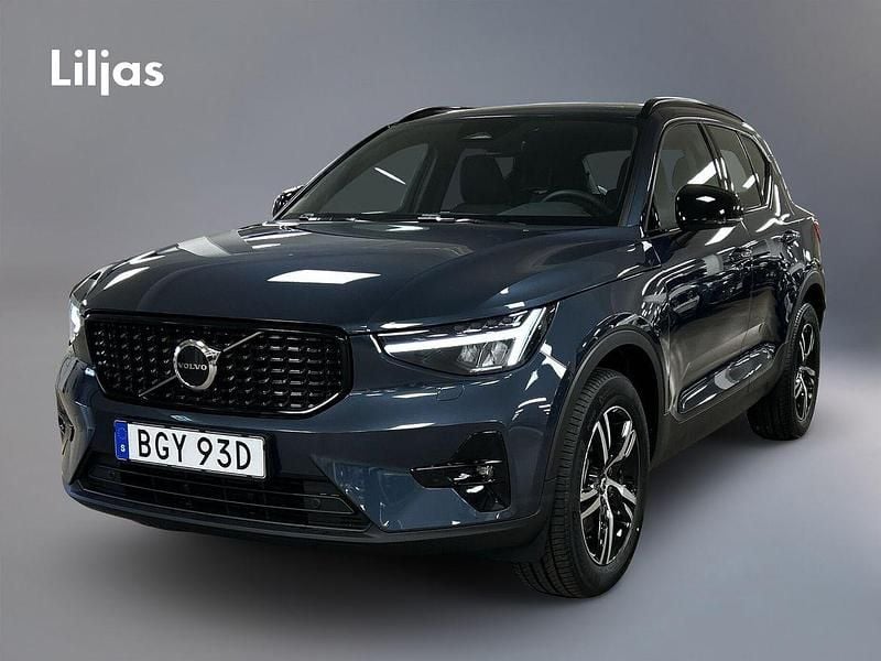 Blå Ny 2025 Volvo XC40 Plus SUV | 459 900 kr (Lite dyr) - Bild 1/4