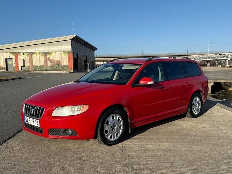 Begagnad Volvo V70 Momentum 185 HK (136 kW) 2008 Röd Kombi