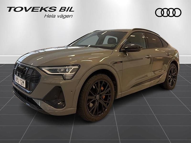 Grå Begagnad 2022 Audi e-tron Sportback Black Edition SUV | 489 900 kr (Superpris) - Bild 1/4