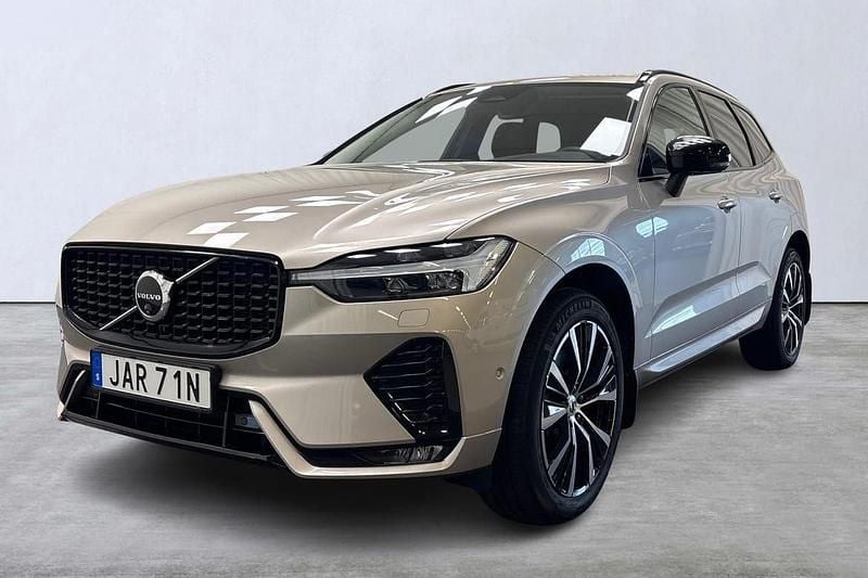 Ljusgrå (grå) Begagnad 2023 Volvo XC60 Plus SUV | 549 900 kr - Bild 1/4