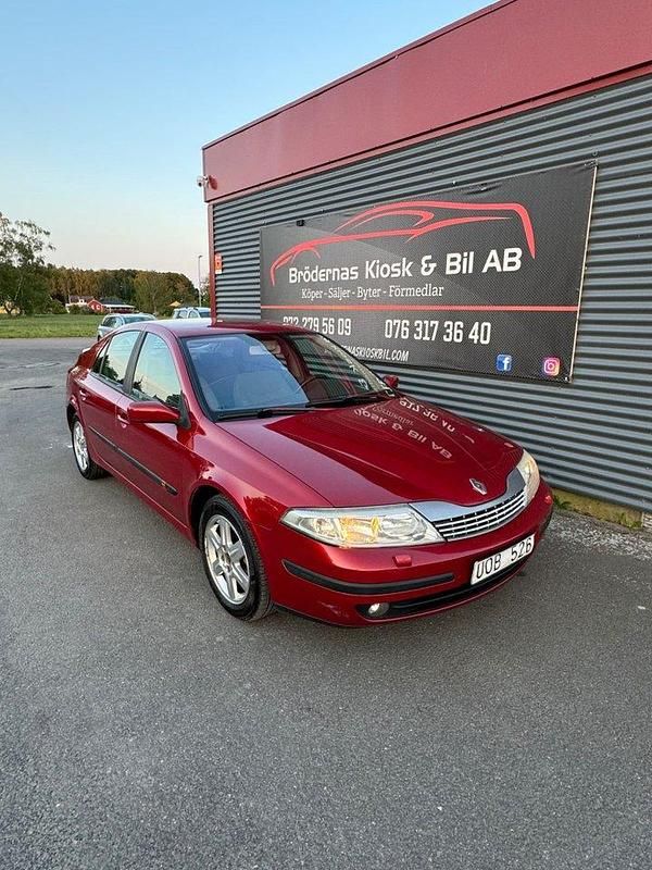 Röd Begagnad 2004 Renault Laguna II Expression Halvkombi | 19 900 kr - Bild 1/4
