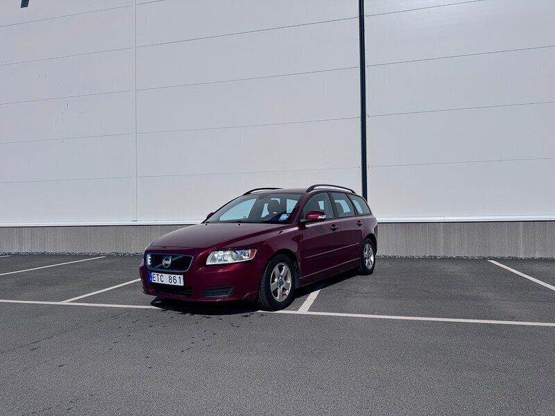 Röd Begagnad 2011 Volvo V50 Kinetic Kombi | 36 000 kr (Superpris) - Bild 1/4