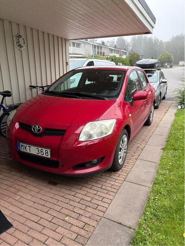 Röd Begagnad 2007 Toyota Auris Halvkombi | 40 000 kr (Bra pris) - Bild 1/2