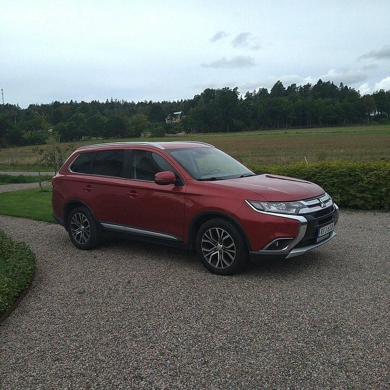 Röd Begagnad 2016 Mitsubishi Outlander SUV | 158 000 kr (Marknadspris) - Bild 1/4