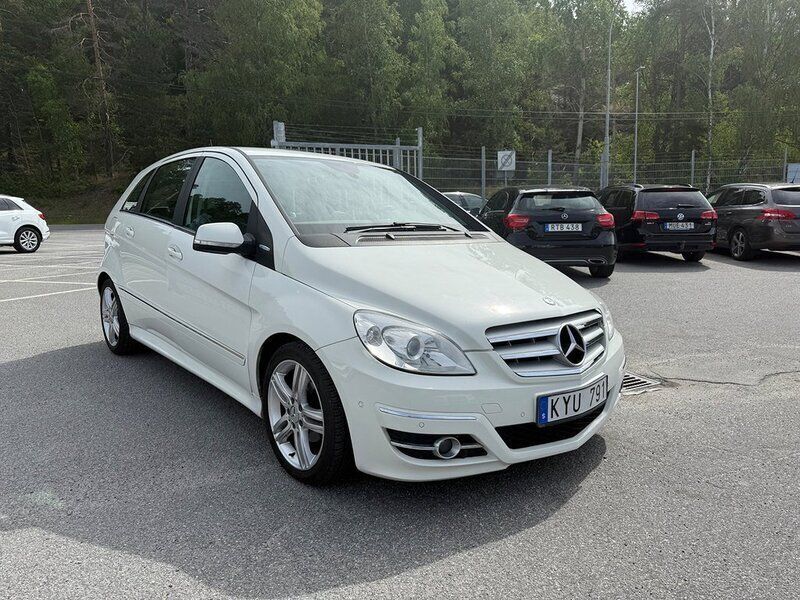 Vit Begagnad 2010 Mercedes B180 Minibuss | 74 900 kr (Lite dyr) - Bild 1/4