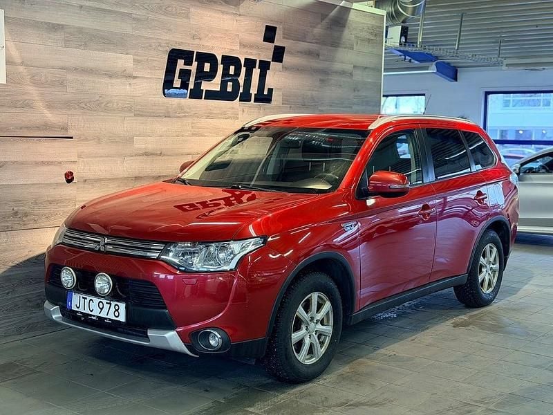 Mörkröd Begagnad 2015 Mitsubishi Outlander P-HEV SUV | 99 000 kr (Marknadspris) - Bild 1/4