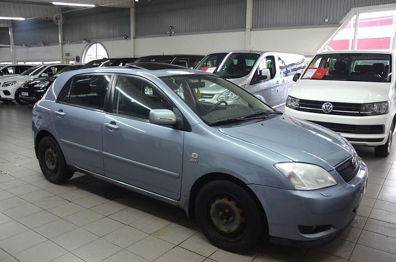 Blå Begagnad 2004 Toyota Corolla Halvkombi | 29 900 kr (Lite dyr) - Bild 1/4