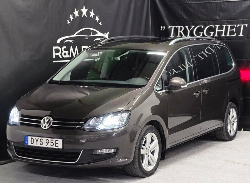 Mörkbrun Begagnad 2019 VW Sharan Minibuss | 239 800 kr (Marknadspris) - Bild 1/4