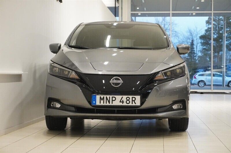 Begagnad Nissan Leaf Acenta 110 kW (150 HK) 2023 Grå (dark metal grey) Halvkombi