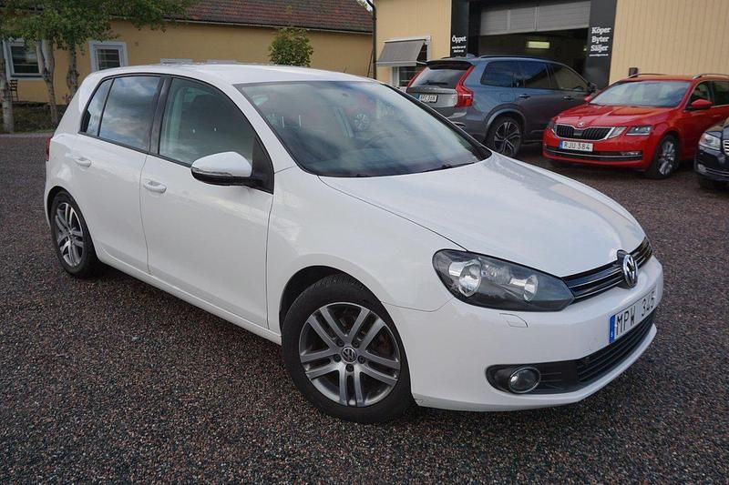 Vit Begagnad 2010 VW Golf VI Halvkombi | 74 900 kr (Lite dyr) - Bild 1/4