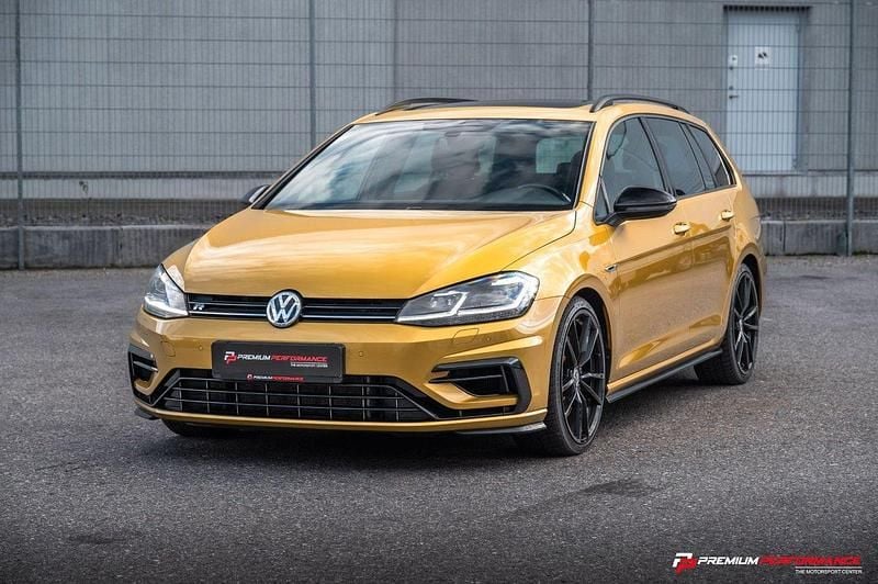 Gul (curcuma yellow metallic) Begagnad 2018 VW Golf VII R Kombi | 289 700 kr (Dyr) - Bild 1/4