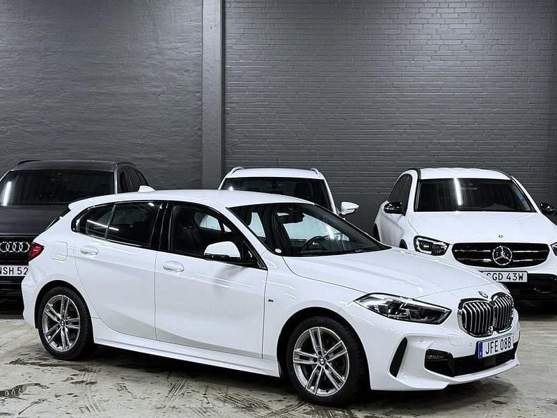 Vit Begagnad 2020 BMW 118 M Sport Halvkombi | 249 900 kr (Lite dyr) - Bild 1/4
