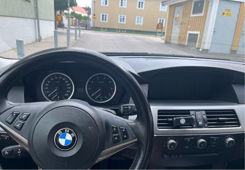 Grå Begagnad 2004 BMW 520 Sedan | 40 000 kr (Marknadspris) - Bild 1/4