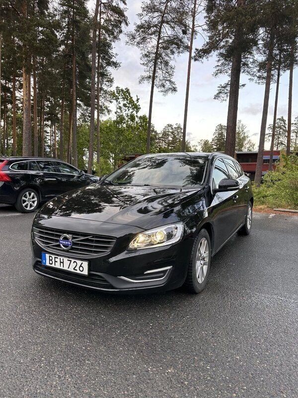 Svart Begagnad 2016 Volvo V60 Summum Kombi | 164 900 kr (Marknadspris) - Bild 1/4