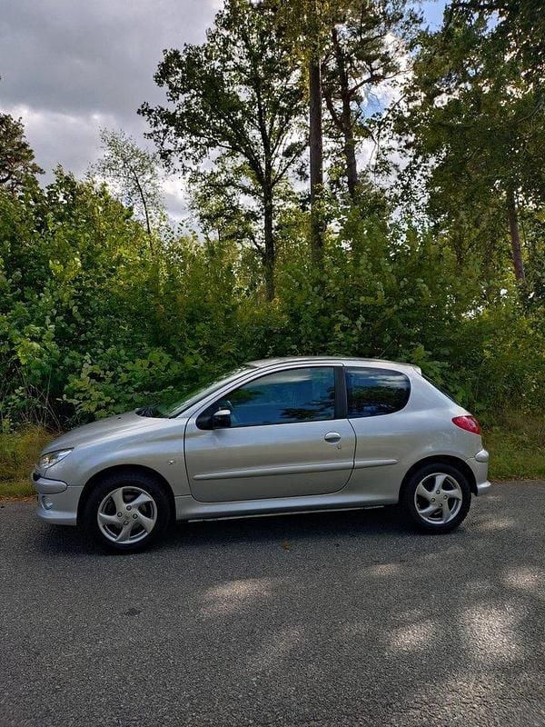 Grå Begagnad 2006 Peugeot 206 Sport Halvkombi | 47 500 kr - Bild 1/4