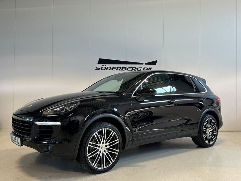 Svart Begagnad 2016 Porsche Cayenne SUV | 329 900 kr (Marknadspris) - Bild 1/4