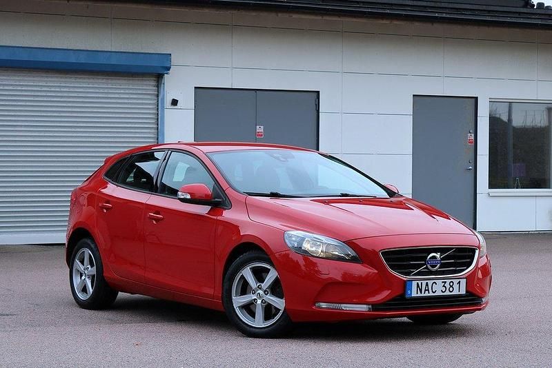 Röd Begagnad 2014 Volvo V40 Kinetic Kombi | 144 900 kr (Marknadspris) - Bild 1/4