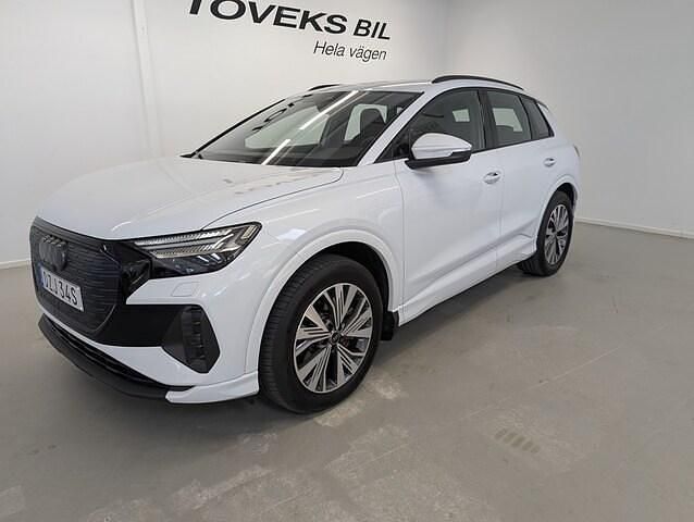 Glaciärvit metallic Begagnad 2024 Audi Q4 e-tron Advanced Plus SUV | 549 800 kr (Dyr) - Bild 1/4
