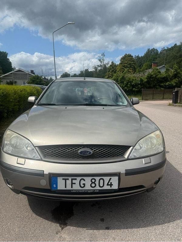 Silver Begagnad 2002 Ford Mondeo Halvkombi | 9 000 kr (Marknadspris) - Bild 1/4