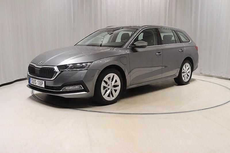Grå Begagnad 2024 Skoda Octavia Kombi | 314 400 kr (Marknadspris) - Bild 1/4