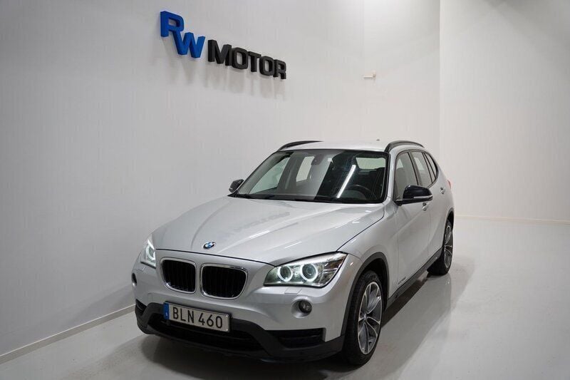 Silver Begagnad 2014 BMW X1 Sport Line SUV | 139 800 kr (Marknadspris) - Bild 1/4