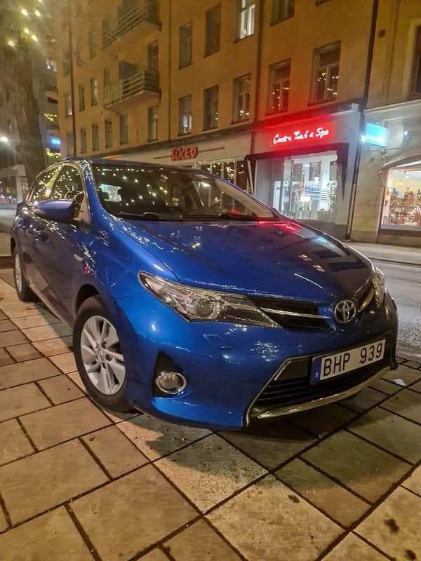 Begagnad 2014 Toyota Auris Hybrid Halvkombi | 110 000 kr (Bra pris) - Bild 1/4