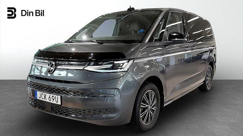 Grå (indiumgrå metallic) Begagnad 2022 VW T7 Style Van | 589 900 kr (Marknadspris) - Bild 1/4