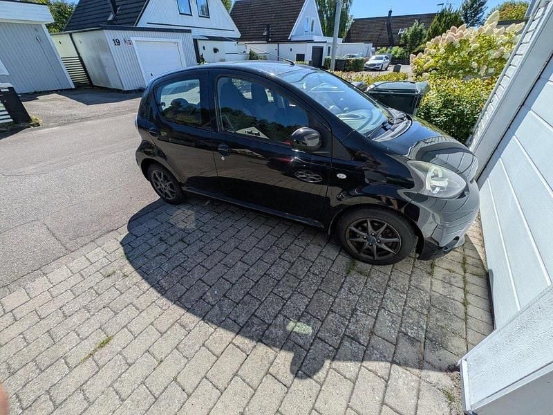 Svart Begagnad 2014 Toyota Aygo Halvkombi | 40 000 kr (Bra pris) - Bild 1/4