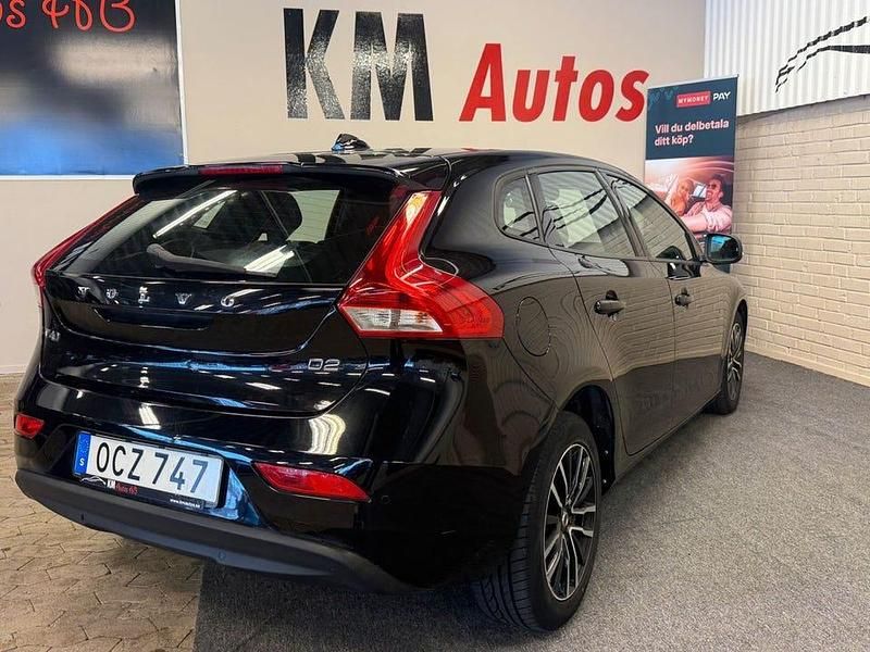 Begagnad Volvo V40 Momentum 120 HK (88 kW) 2017 Svart Kombi