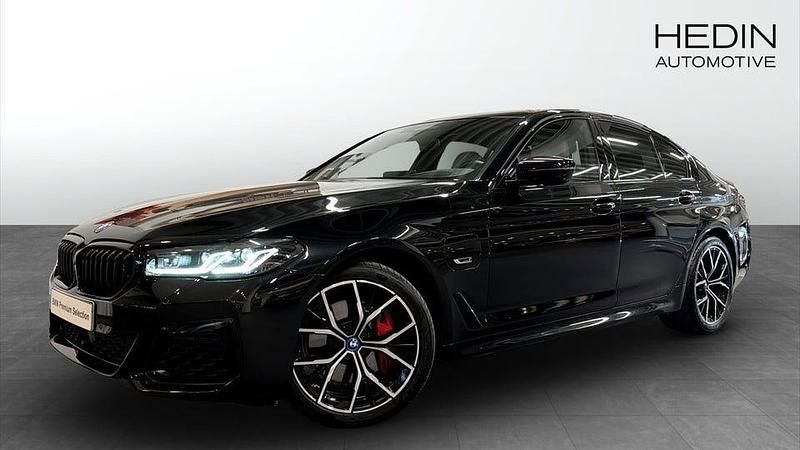 Svart Begagnad 2023 BMW 530 M Sport Sedan | 458 700 kr - Bild 1/4