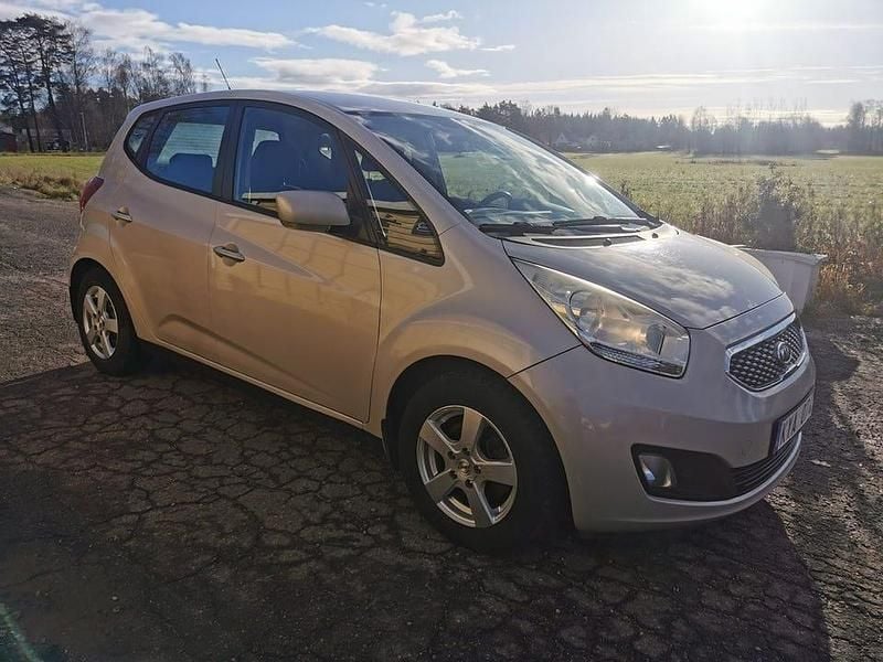 Begagnad Kia Venga Comfort 90 HK (66 kW) 2011 Silver Halvkombi