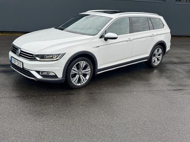 Vit Begagnad 2016 VW Passat Alltrack Kombi | 178 000 kr (Marknadspris) - Bild 1/4