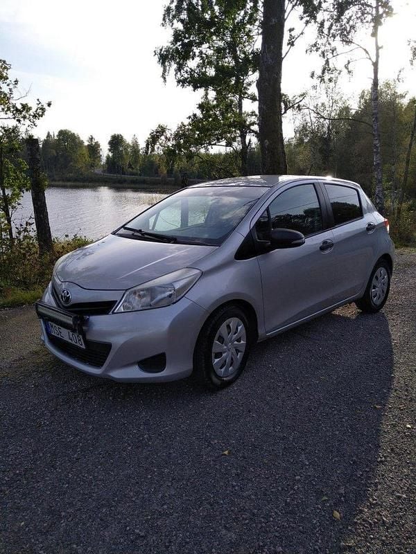 Silver Begagnad 2012 Toyota Yaris Life Halvkombi | 30 000 kr (Superpris) - Bild 1/4