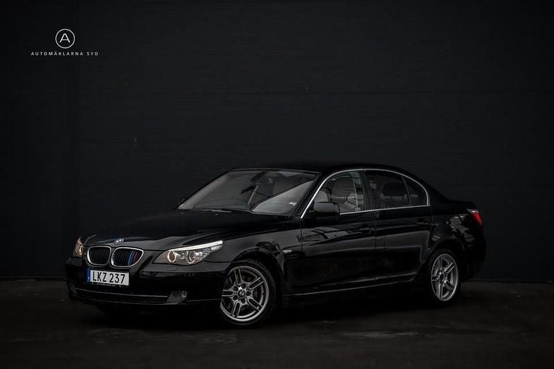 Svart Begagnad 2008 BMW 520 Sedan | 69 900 kr (Marknadspris) - Bild 1/4