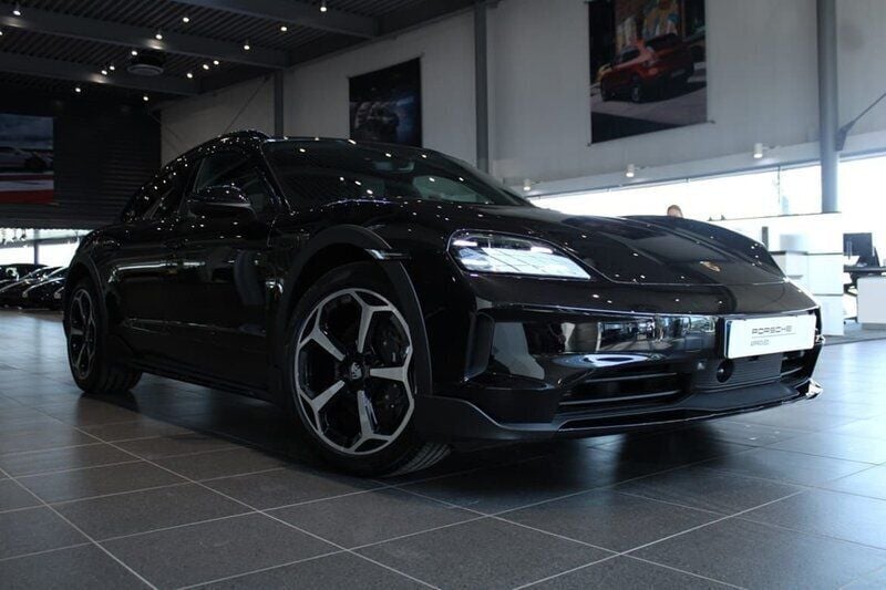 Svart Ny 2024 Porsche Taycan Cross Turismo Sedan | 1 255 000 kr (Marknadspris) - Bild 1/4