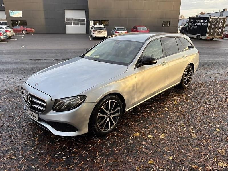 Ljusblå metallic Begagnad 2018 Mercedes E200 Kombi | 195 000 kr (Bra pris) - Bild 1/4