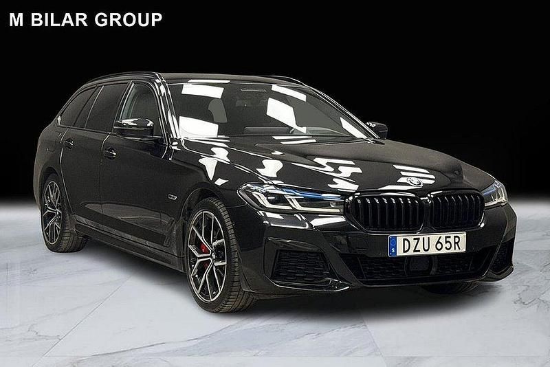 Svart Begagnad 2022 BMW 530e M Sport Kombi | 509 000 kr - Bild 1/4