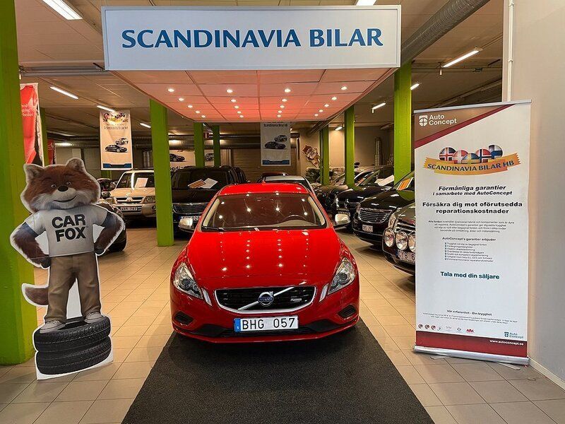 Röd Begagnad 2013 Volvo V60 R-Design Momentum Kombi | 174 900 kr (Marknadspris) - Bild 1/4
