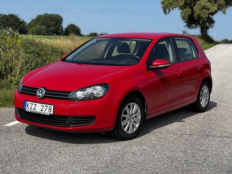 Röd Begagnad 2011 VW Golf VI Halvkombi | 90 000 kr (Marknadspris) - Bild 1/4