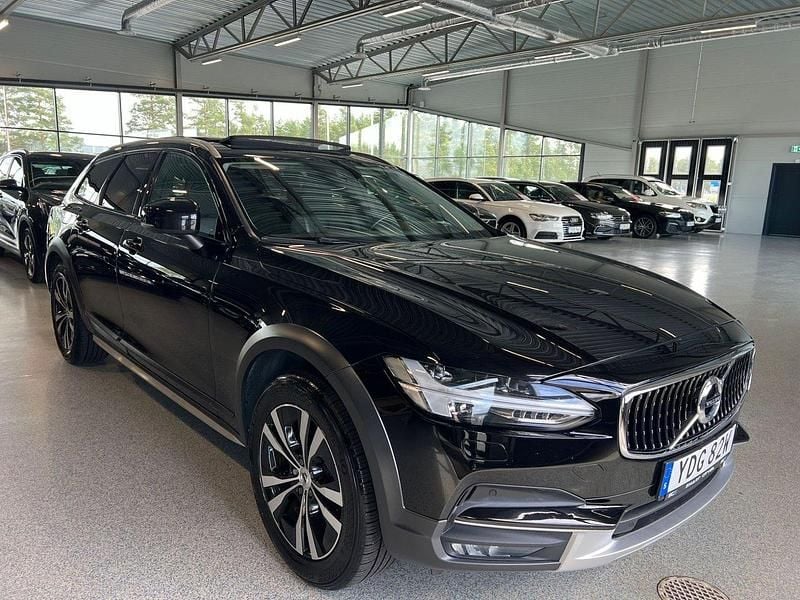 Svart Begagnad 2019 Volvo V90 CC Kombi | 304 900 kr (Marknadspris) - Bild 1/4