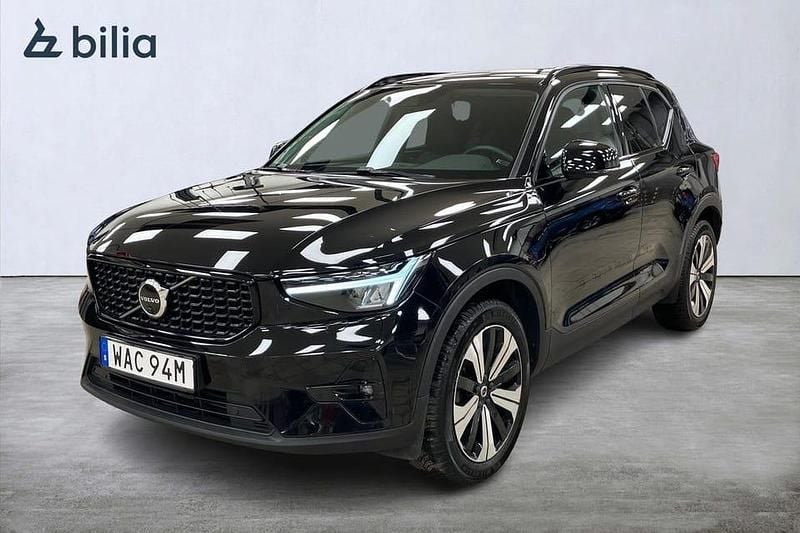 Svart Begagnad 2023 Volvo XC40 Plus SUV | 409 900 kr (Marknadspris) - Bild 1/3