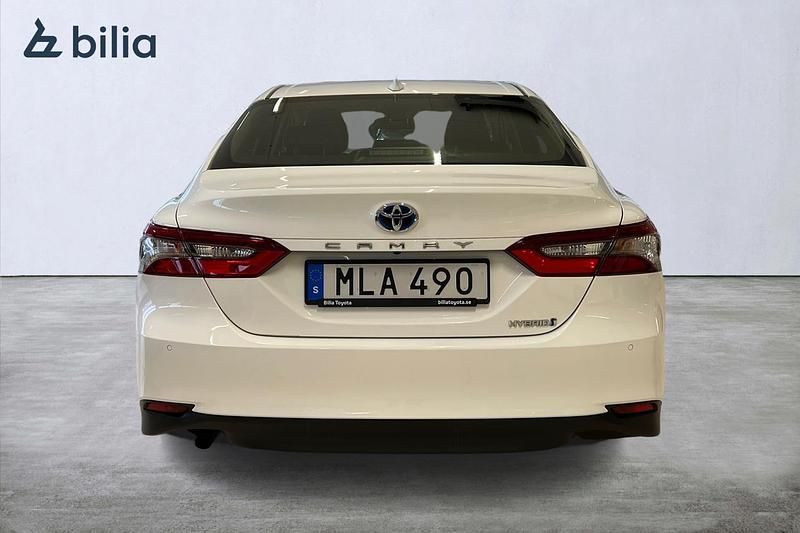 Begagnad Toyota Camry Hybrid Active 220 HK (161 kW) 2022 Vit Sedan